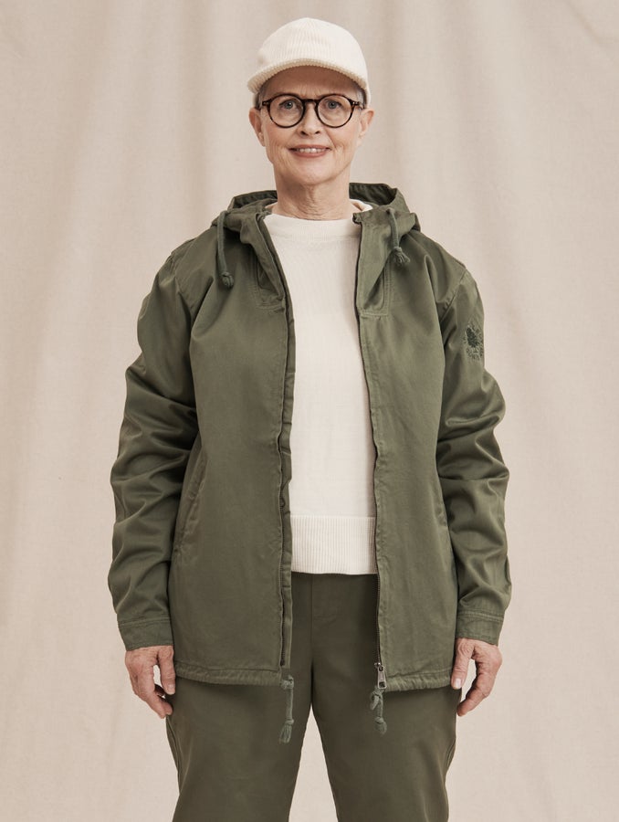 Leila (171cm) wears size M.