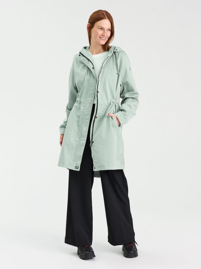 Kiia (174 cm) wears size S.