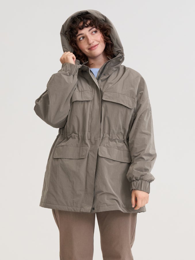 Julie (171 cm) wears size L.