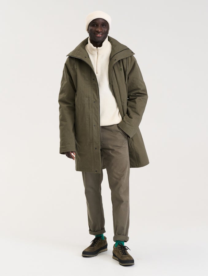 Cico (187 cm) wears size L.