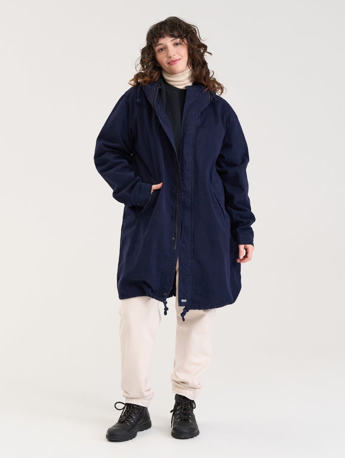 Julie (171 cm) wears size M.