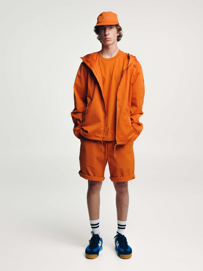 Vado (186 cm) wears size L.