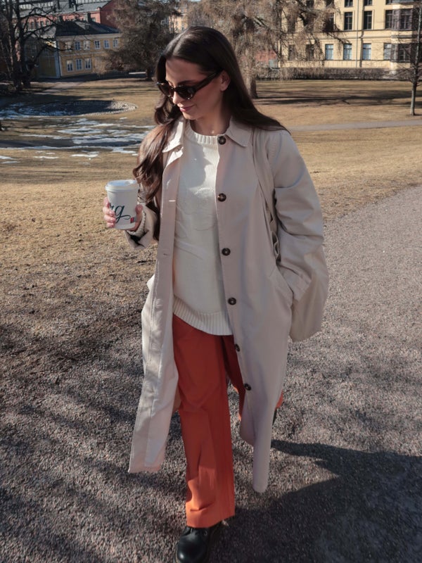 Tuulikki Trench Coat, sandy beach