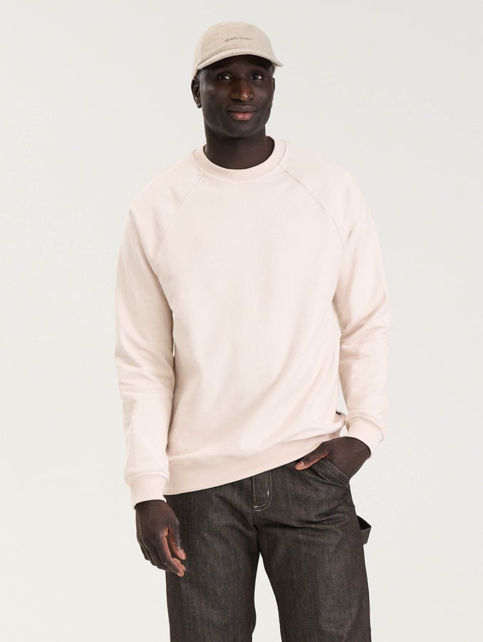 Cico (187 cm) wears size L.