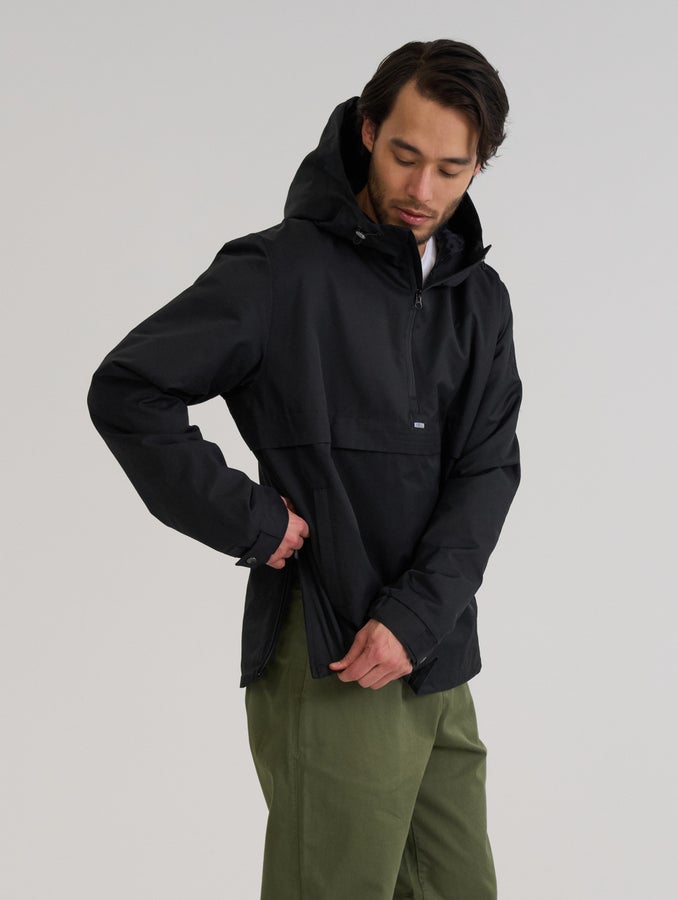 Niklas (187 cm) wears size L.