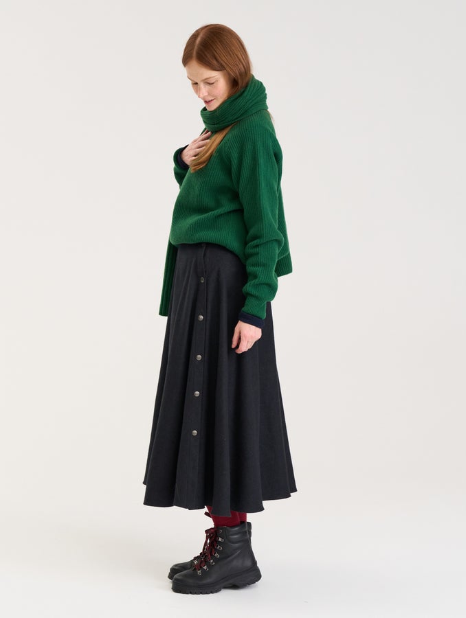 Kiia (174 cm) wears size M.