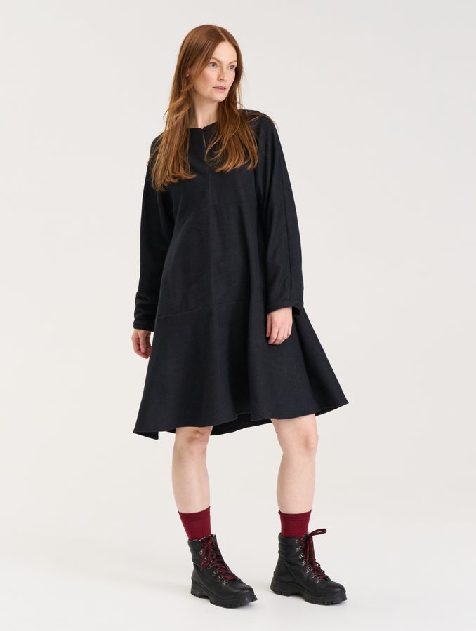 Kiia (174 cm) wears size S.