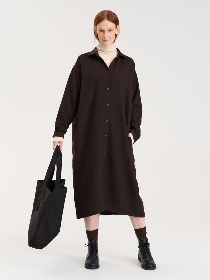 Kiia (174 cm) wears size M.