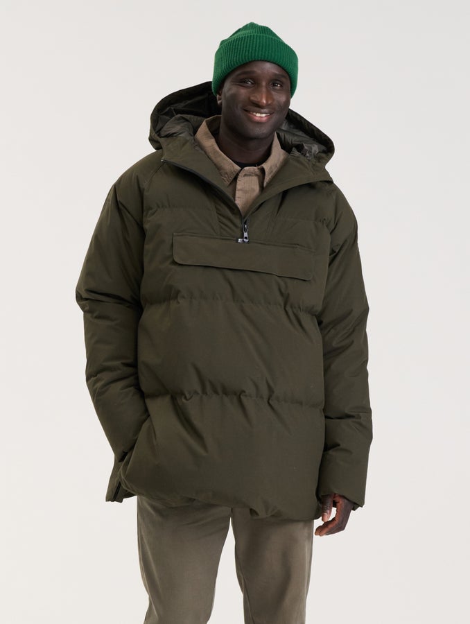 Cico (187 cm) wears size L.