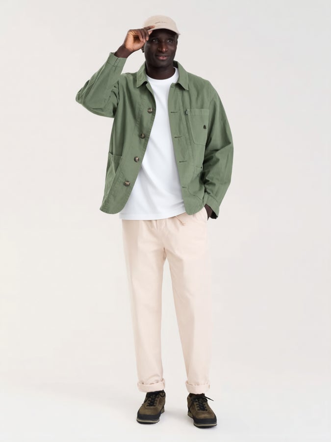 Cico (187 cm) wears size L.