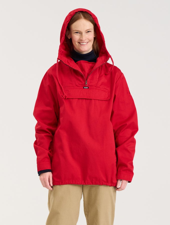 Kiia (174 cm) wears size S.