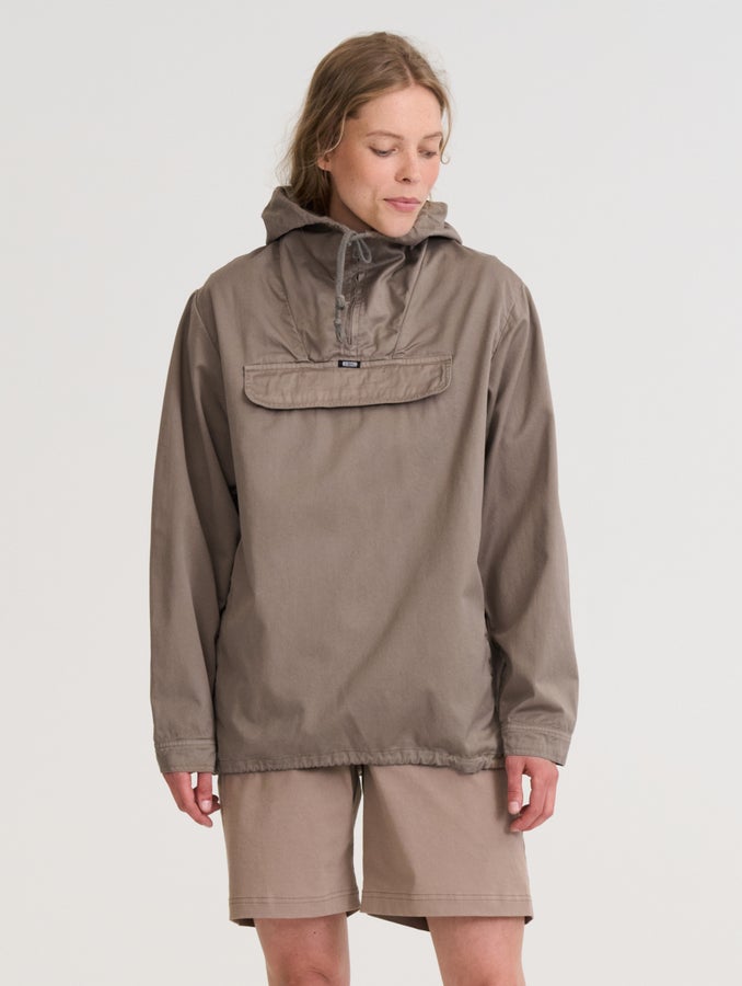 Mathilda (180 cm) wears size S.