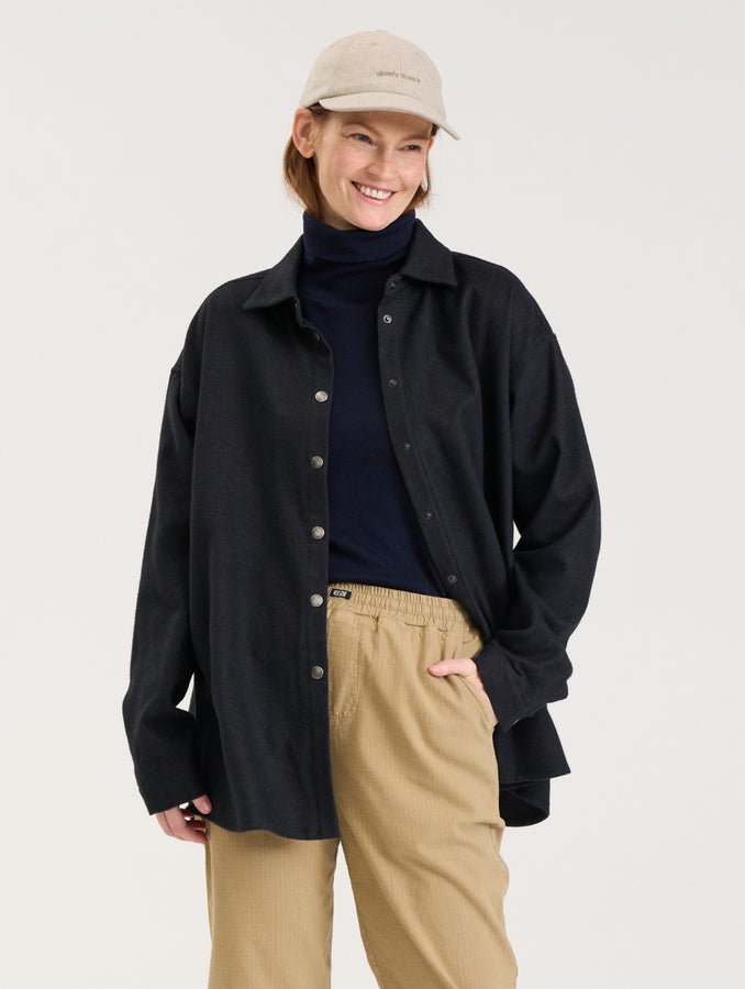 Kiia (174 cm) wears size S.