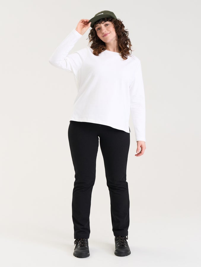 Julie (171 cm) wears size L.