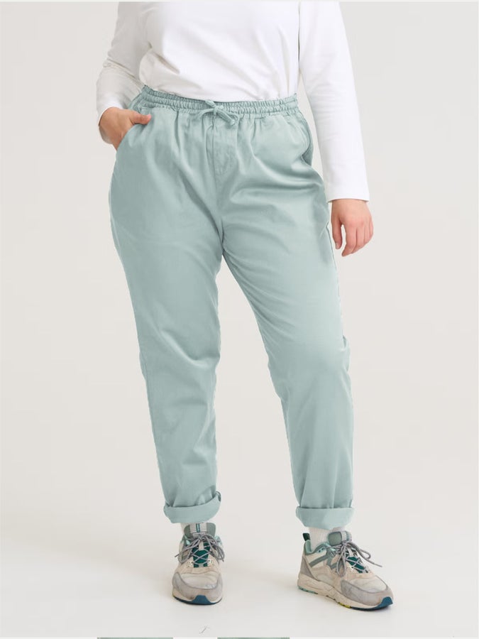 Julie (171 cm) wears size L.