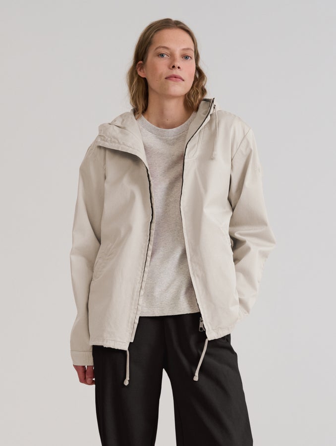 Mathilda (180 cm) wears size S.