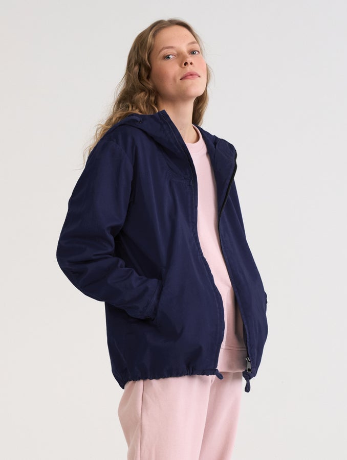 Mathilda (180 cm) wears size S.