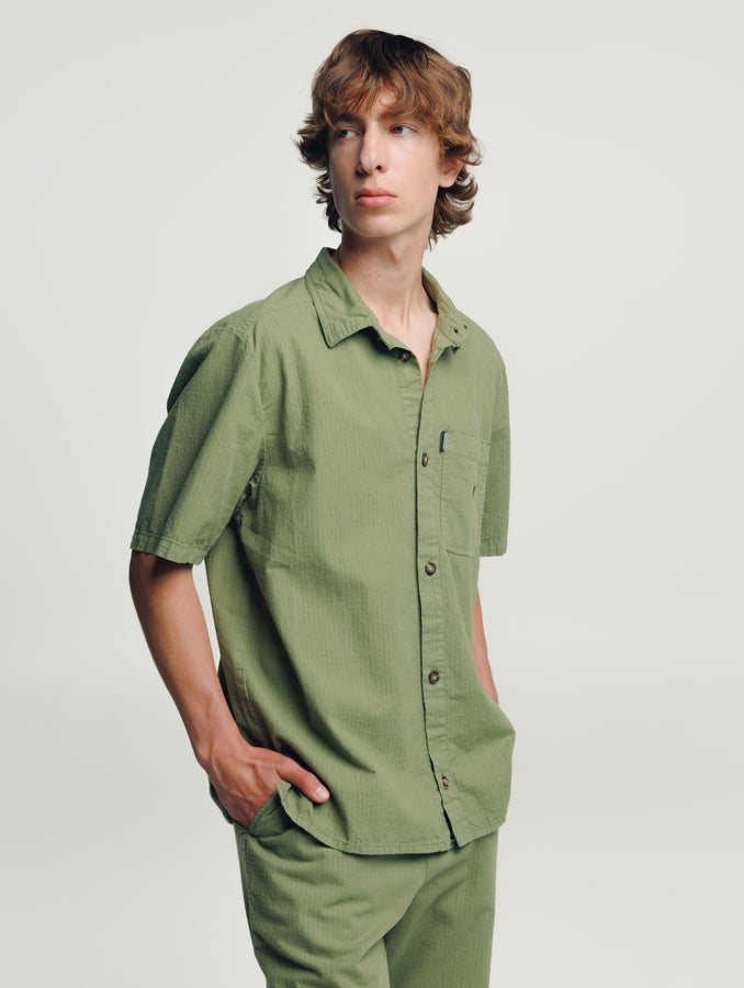 Vado (186 cm) wears size L.