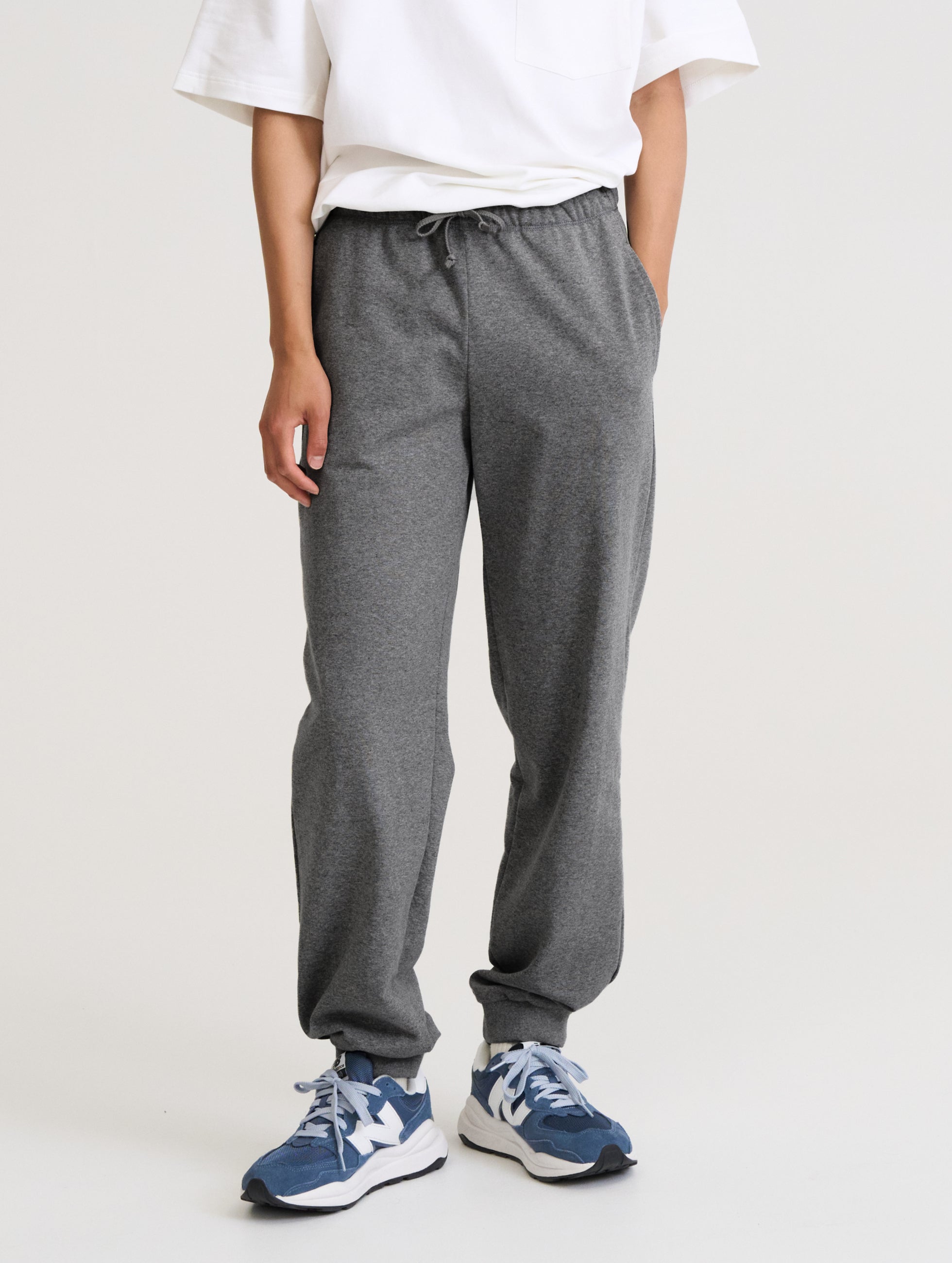 R-Collection-collegehousut-